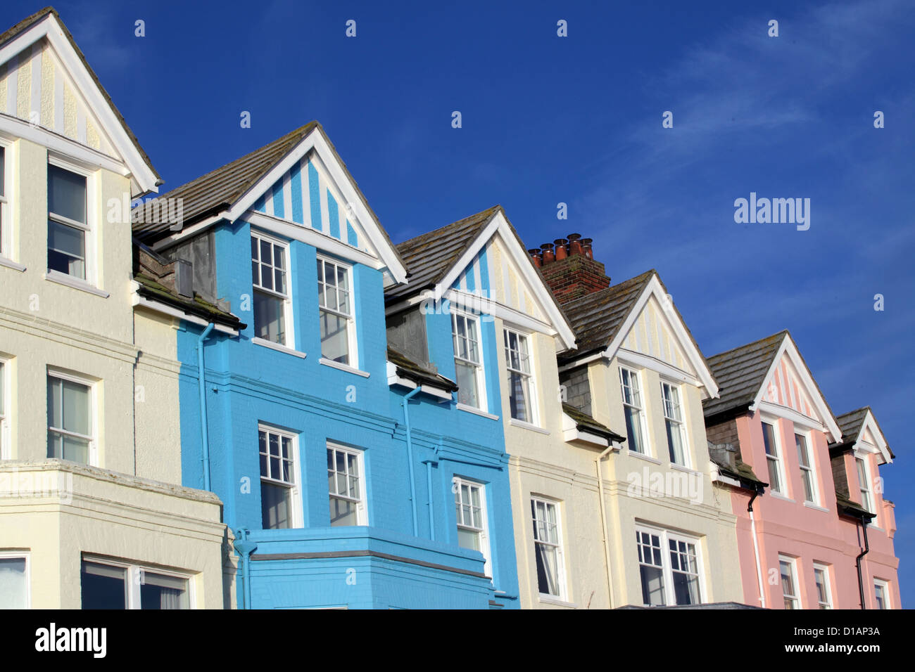 Bunte Haus Fronten Fassaden, Crag Pfad Aldeburgh, Sonnenschein, blauer Himmel, Suffolk, UK. Stockfoto