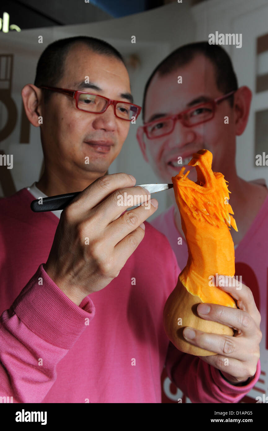 Chinesischen Starkoch Kin Bong Lam demonstriert die Kunst des Schnitzens Obst Stockfoto