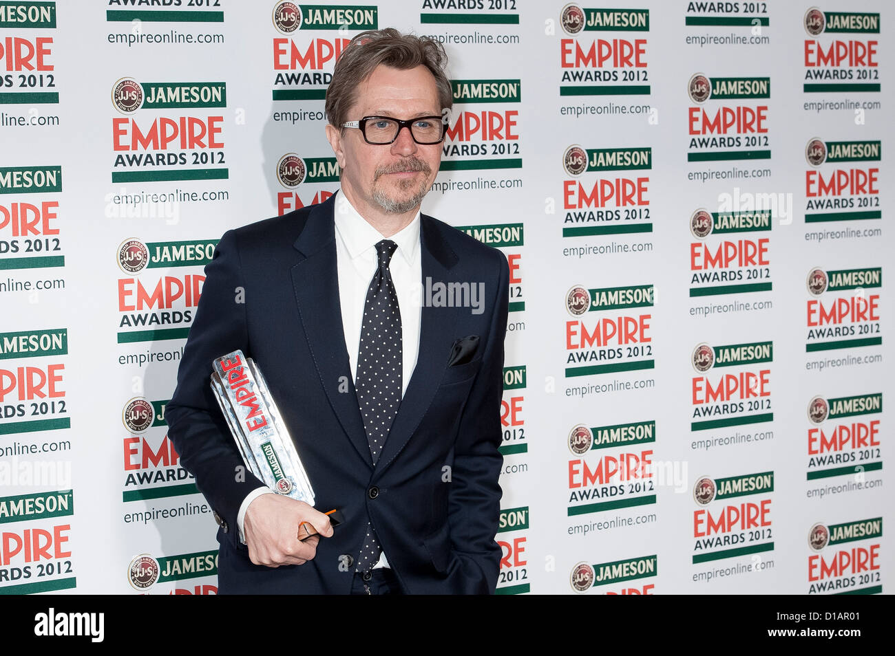 Gary Oldman mit seinem Award Jameson bester Schauspieler bei den Jameson Empire Awards. Stockfoto