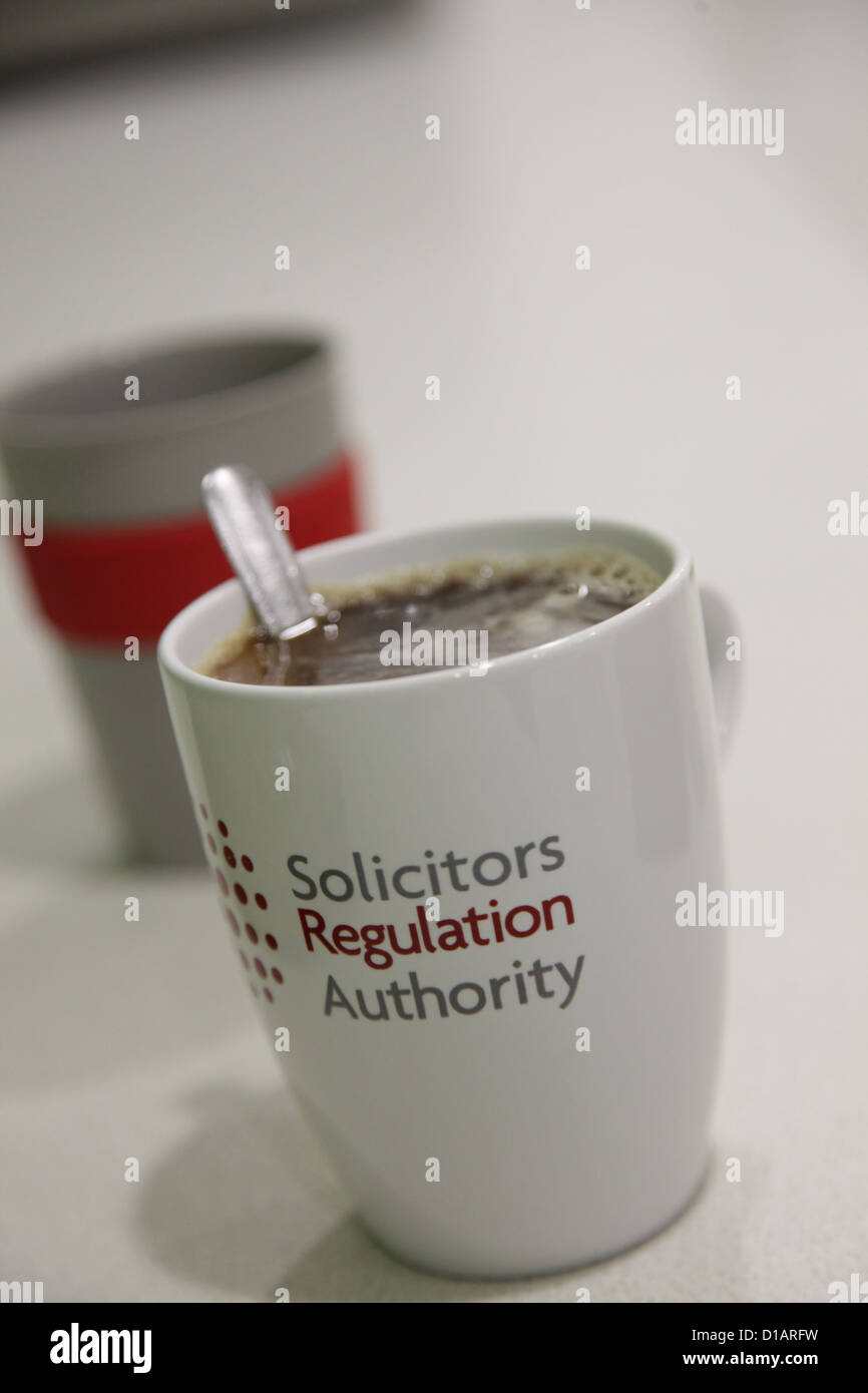 Die Büros der Solicitors Regulation Authority in Birmingham. Eine Tasse zeigt den Namen der Organisation. Stockfoto