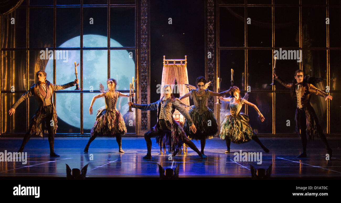 Welt-Premiere von Matthew Bourne "Dornröschen" Sadler es Wells, London. Die Feen besuchen Baby Aurora. Stockfoto