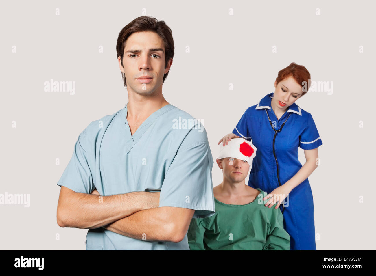 Porträt männlichen Arzt Krankenschwester Behandlung einen verletzten Patienten Stockfoto