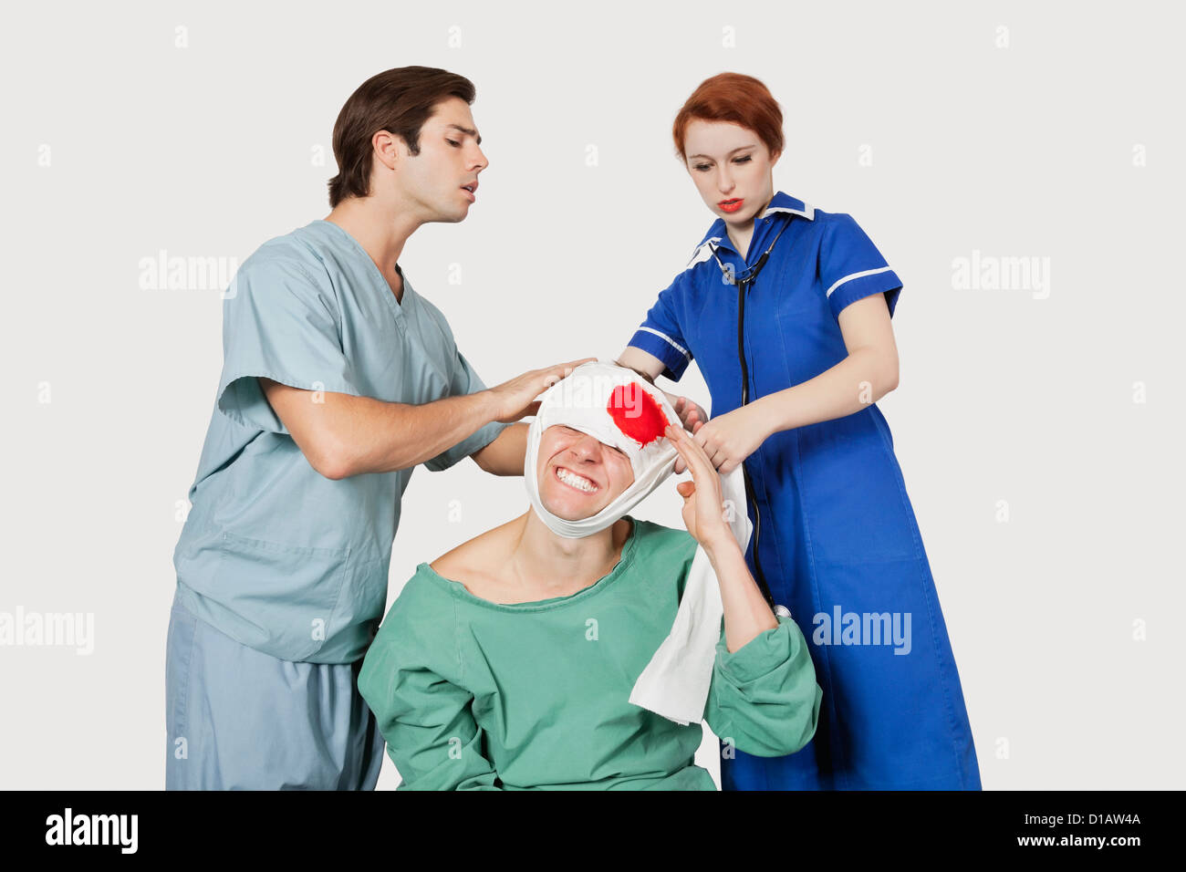 Männlichen Arzt Krankenschwester Baging einen verletzten Patienten Stockfoto