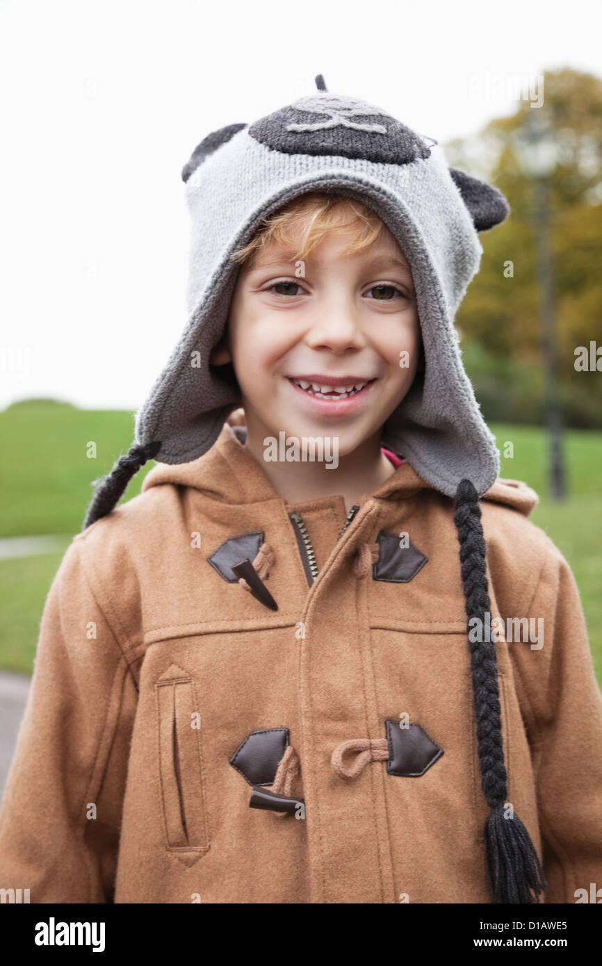 Süsser Boy Porträt in Winterkleidung im park Stockfoto