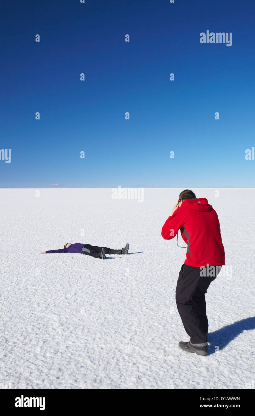 Paar Fotografieren am Salar de Uyuni (Salt Flats von Uyuni), Abteilung Potosi, Bolivien Stockfoto