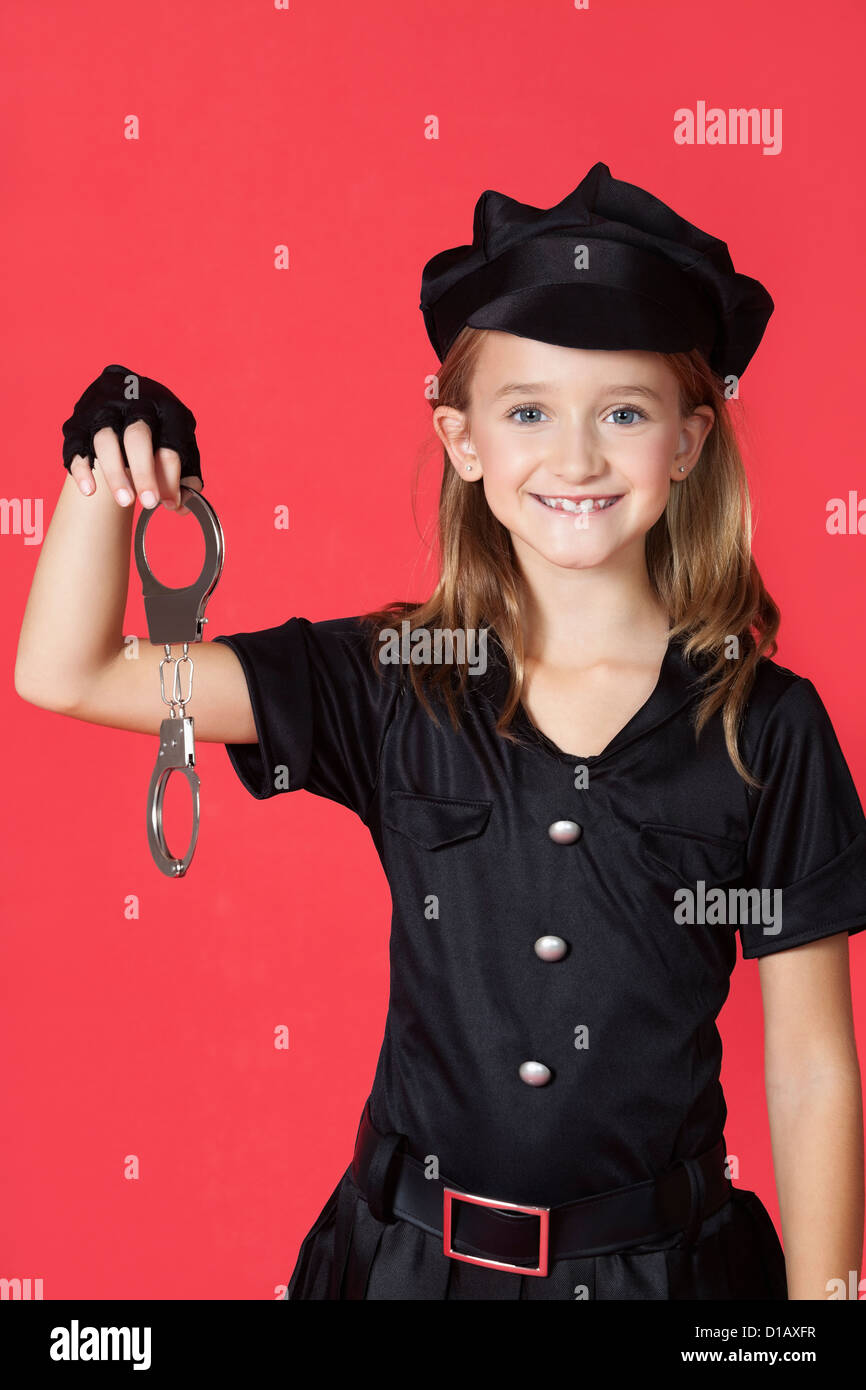 Junges Mädchen Porträt in Polizei Kostüm mit Handschellen Stockfotografie -  Alamy