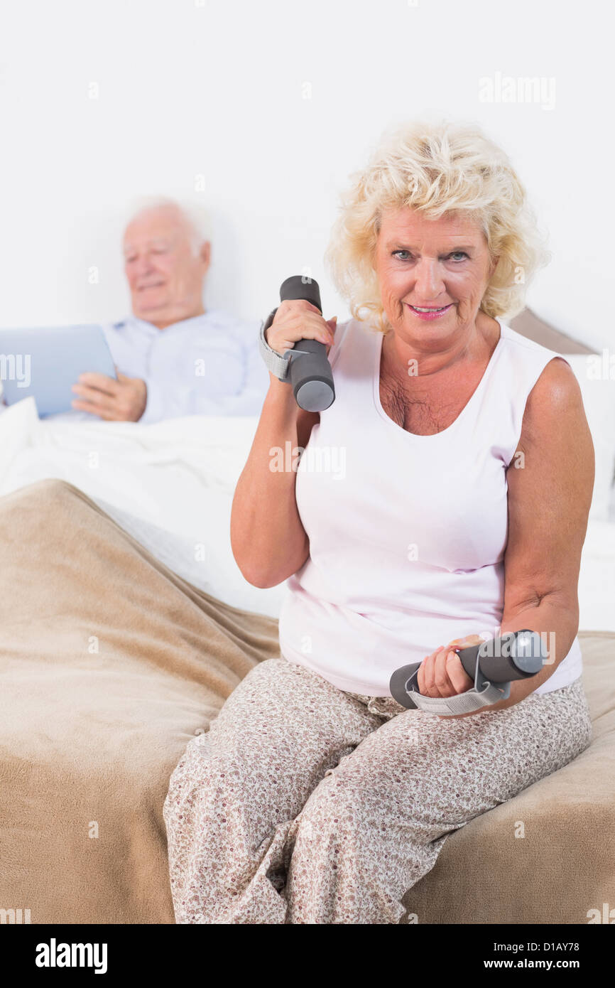 Ältere Frau Hanteln heben Stockfoto