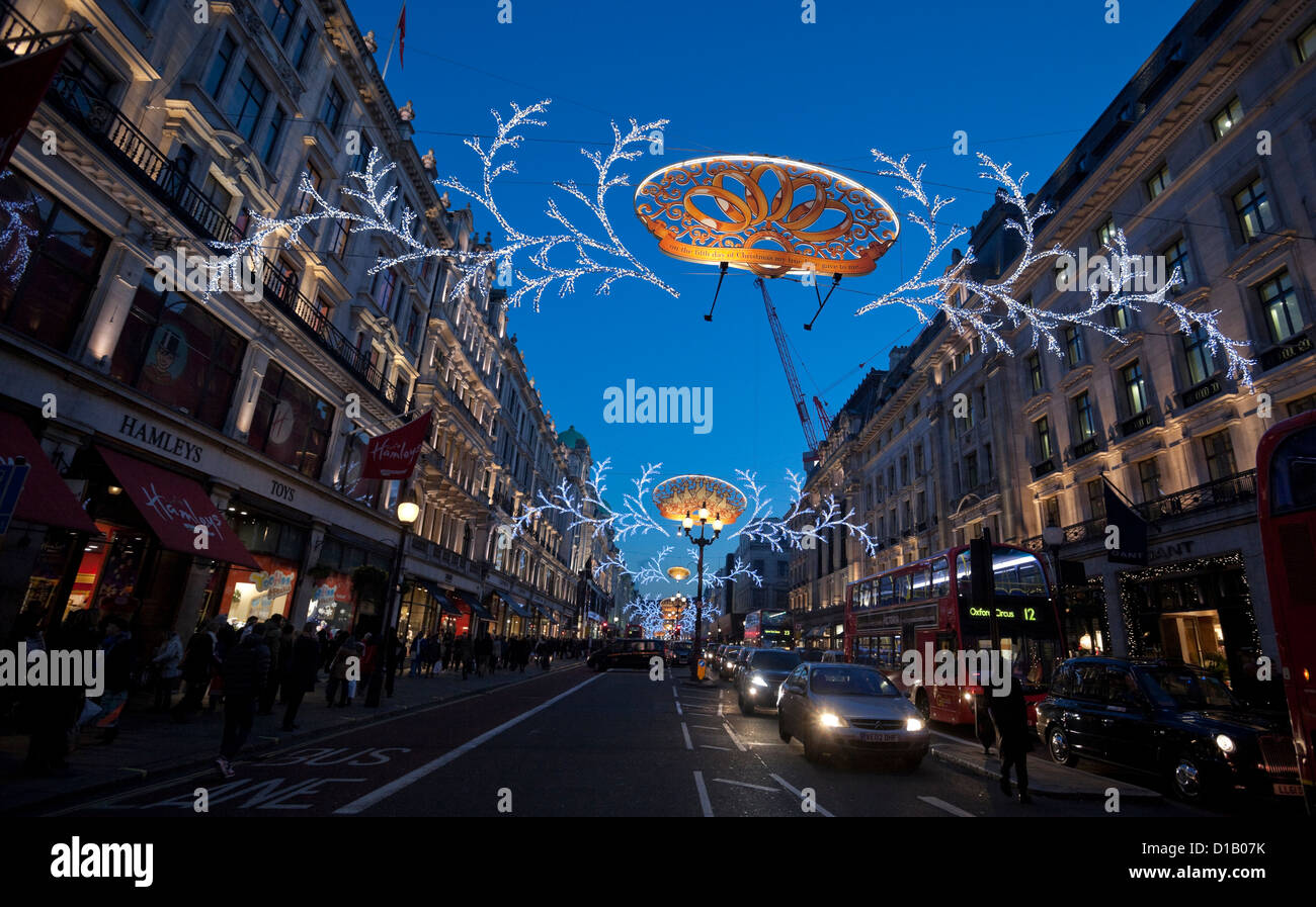 Weihnachtsbeleuchtung und Dekoration, Regent Street, London, England, Großbritannien Stockfoto