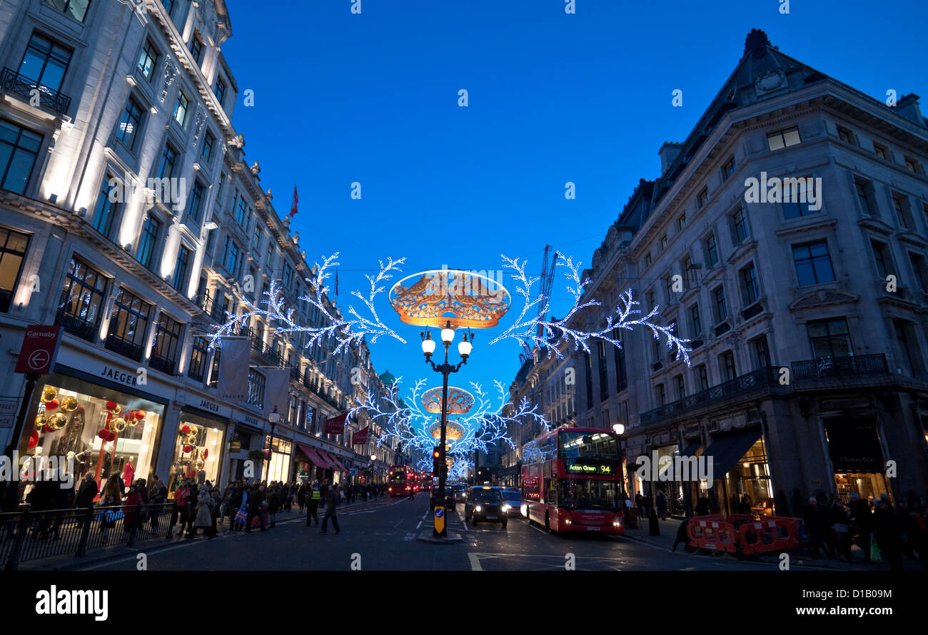 Weihnachtsbeleuchtung und Dekoration, Regent Street, London, England, UK Stockfoto
