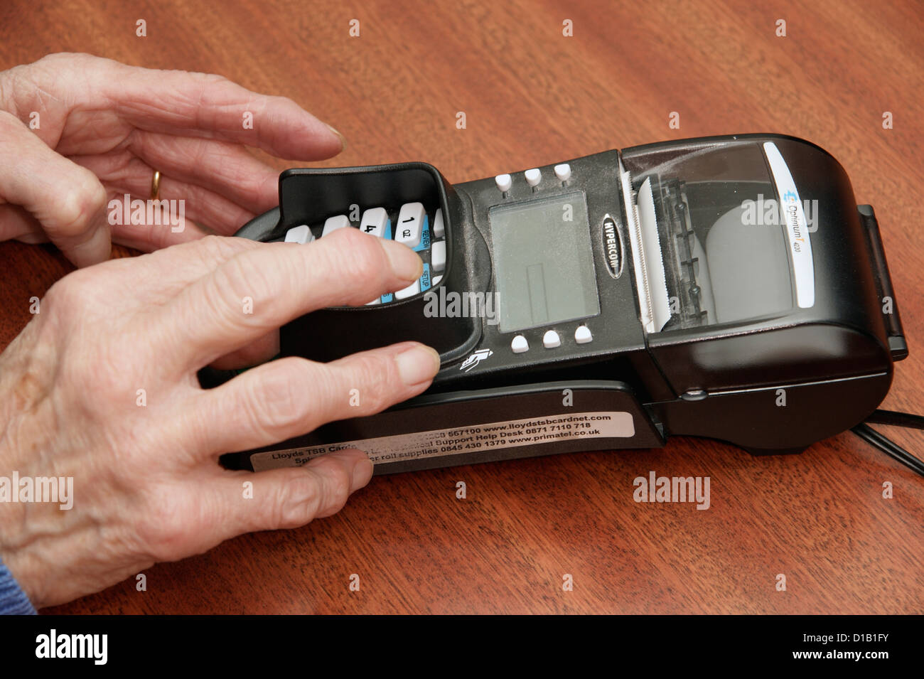 Altere Frau Kaufer Zahlung Per Visa Mastercard Chip Pin