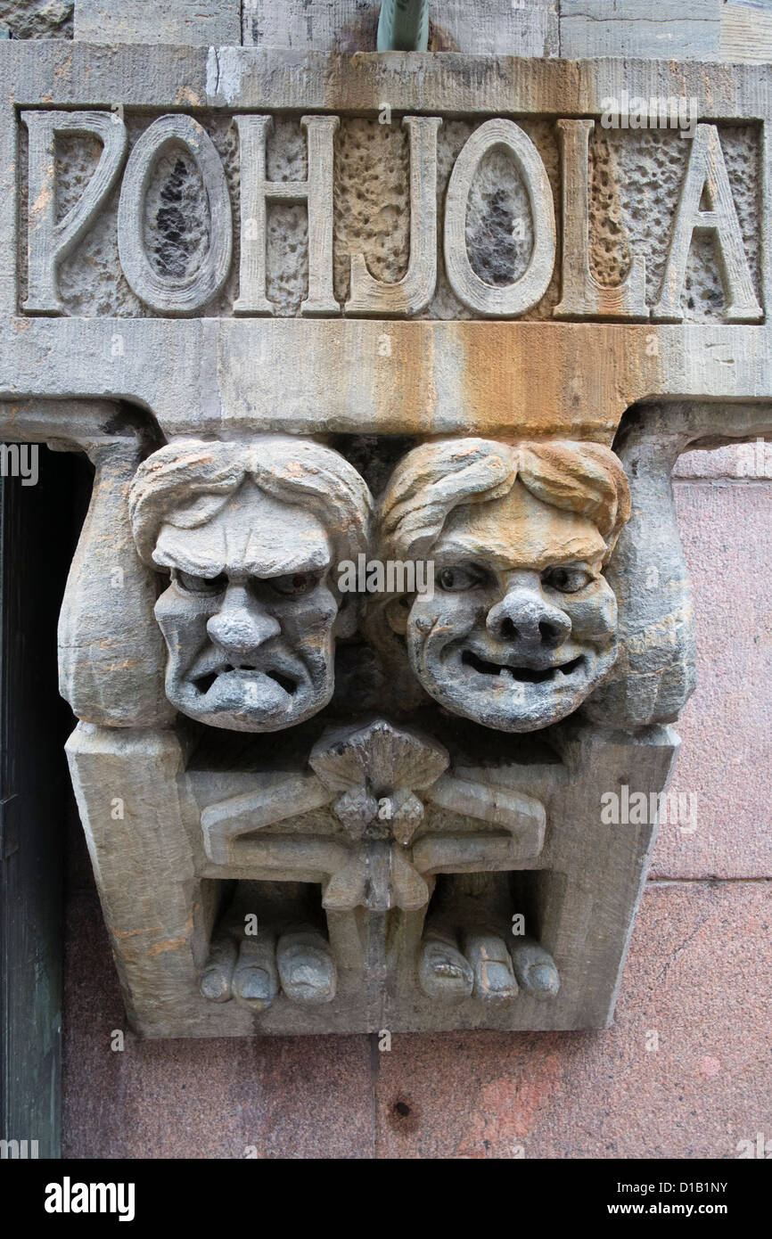 Detail der zwei Wasserspeier auf Bürogebäude in Helsinki Finnland Stockfoto