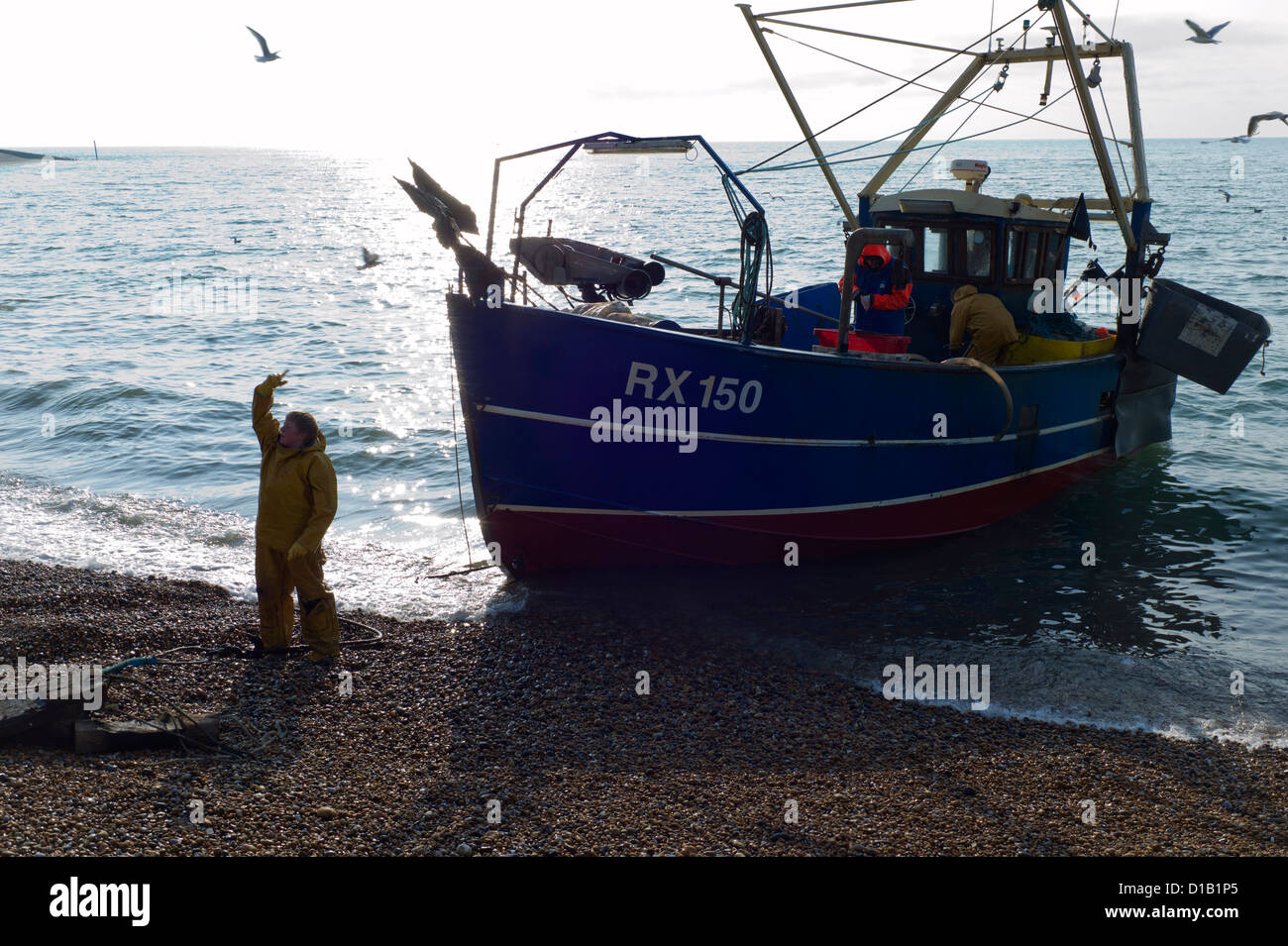 Angelboot/Fischerboot, die Landung am Strand, Hastings, Sussex Stockfoto