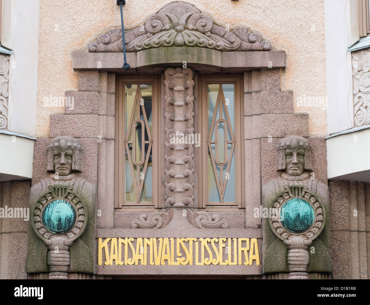 Detail der Jugendstil-Dekoration auf Mehrfamilienhaus in Helsinki Finnland Stockfoto