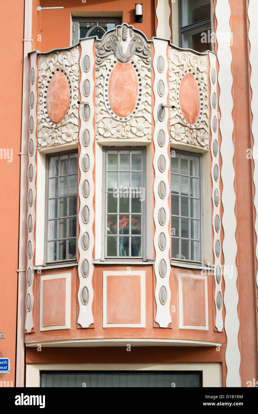 Detail der Jugendstil-Dekoration auf Mehrfamilienhaus in Helsinki Finnland Stockfoto