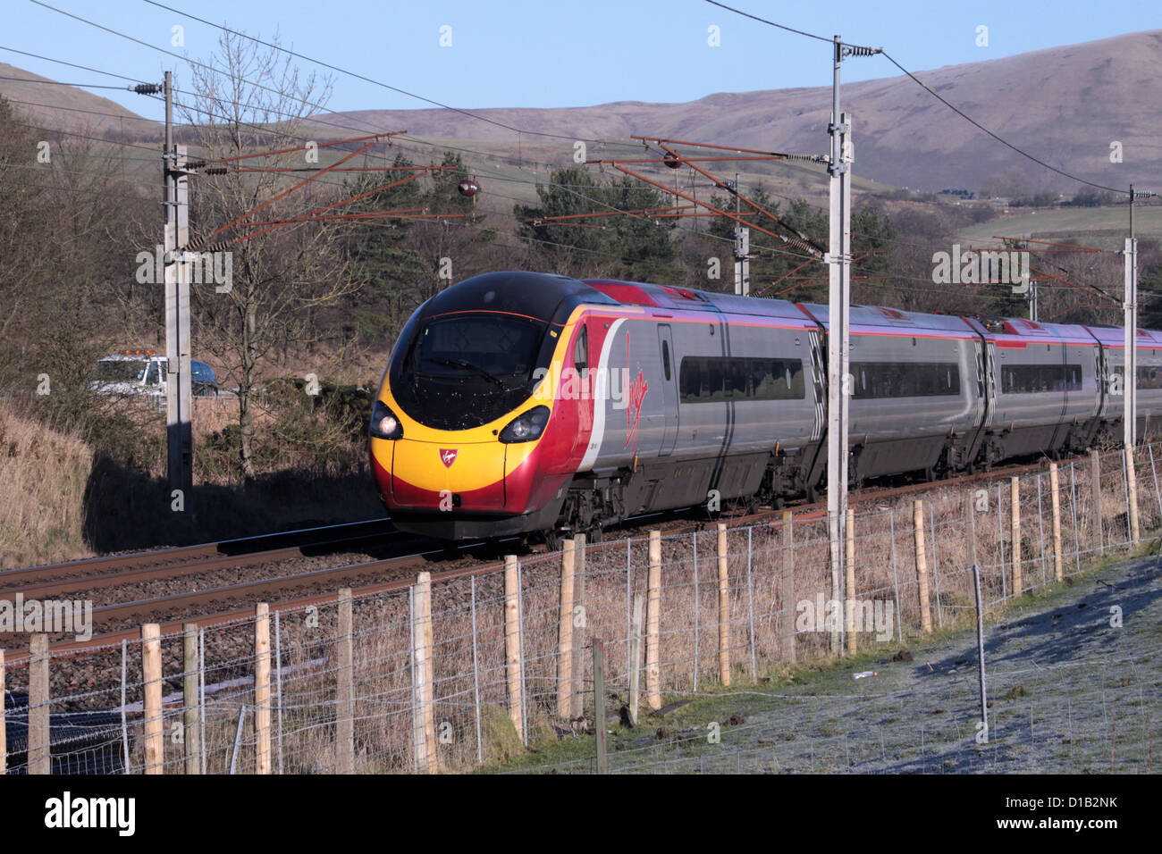 Klasse 390 elektrische Triebzug Pendolino Jungfrau auf der West Coast Main Line in der Nähe von Beckfoot in Cumbria mit einem Zug in Richtung Süden. Stockfoto