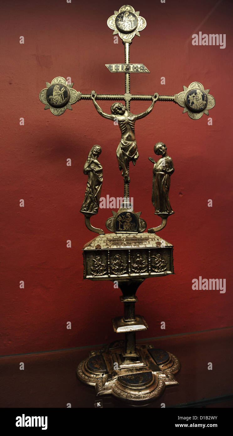 Altar-Kreuz mit Reliquiar, Darstellung der vier Evangelisten auf ein blauer Emaille-Boden. Aus der St. Michael Kirche, Slagelse. Stockfoto