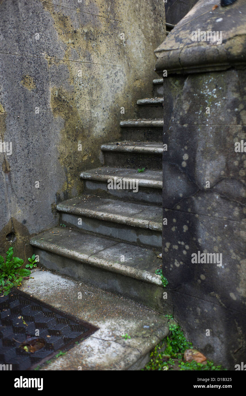 Steinstufen, alte Mauer Stockfoto