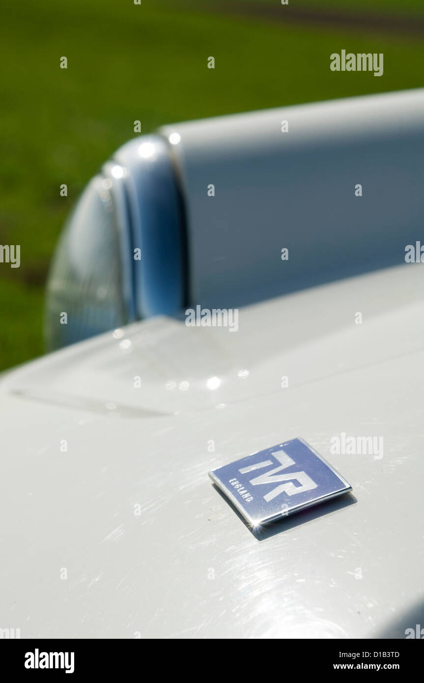 M-Serie TVR Sportwagen Motorhaube Abzeichen mit TVR-logo Stockfoto