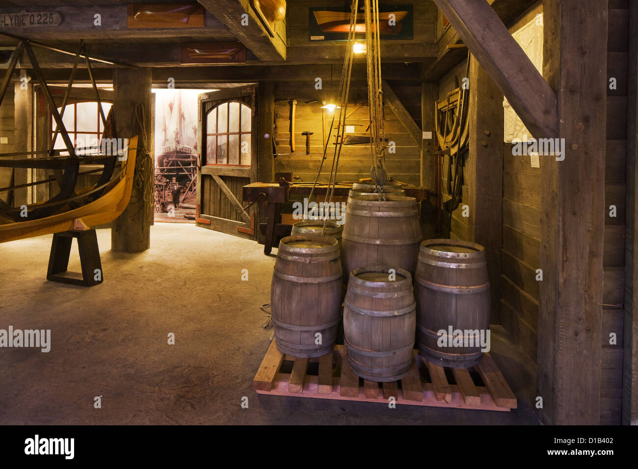 Innenraum mit alten Holzfässern in Navigo, National Fischerei Museum in Koksijde / Coxyde, Belgien Stockfoto