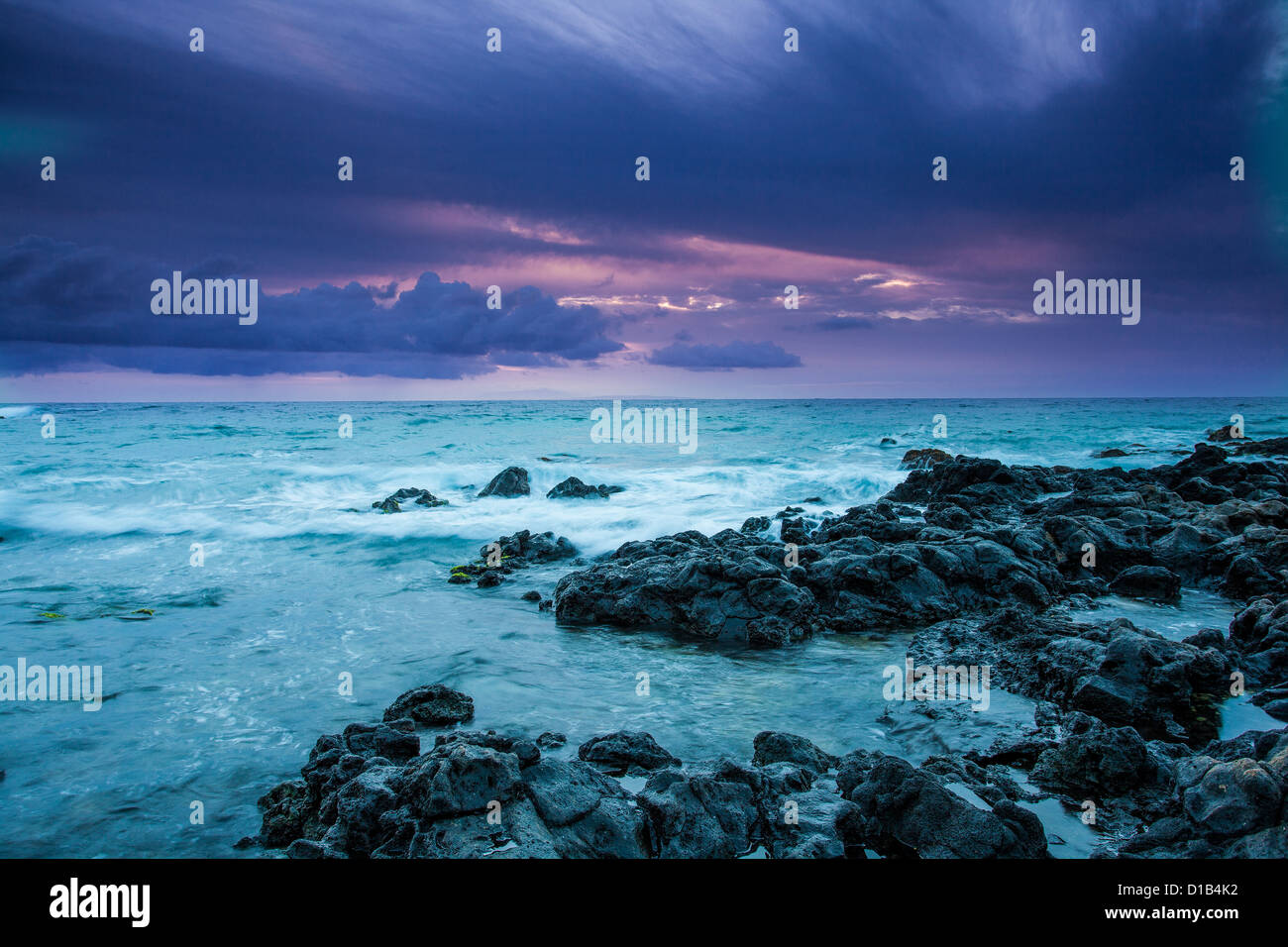 Landschaft-Meer Felsen Hawaii vor Sonnenaufgang Wellen Stockfoto