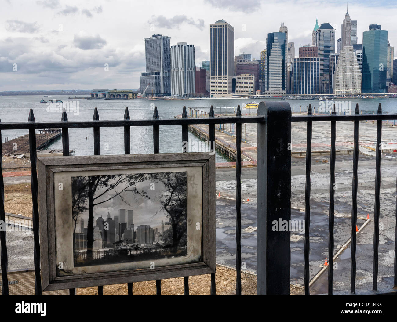 Blick auf die Skyline von Manhattan und ein Foto von der Skyline vor der 9 11' Terroranschlag von Brooklyn Heights Promenade Stockfoto