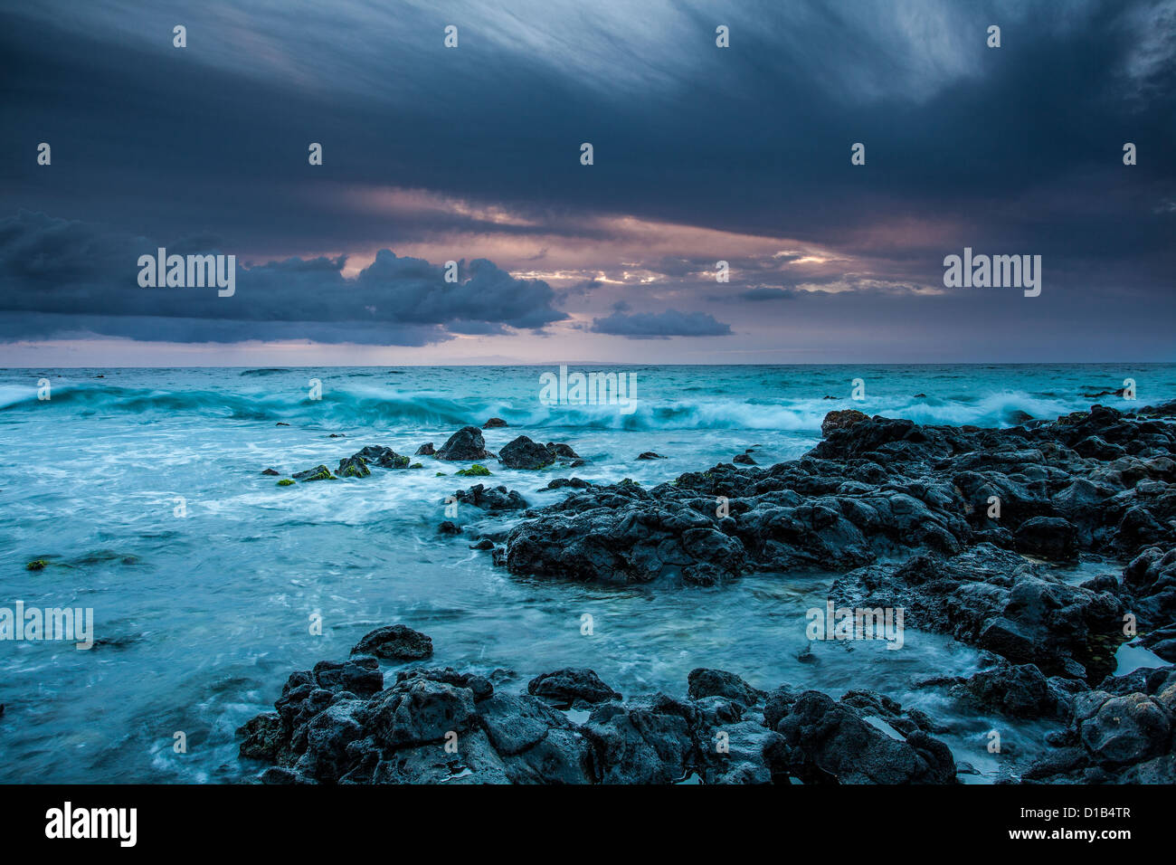 Landschaft-Meer Felsen Hawaii vor Sonnenaufgang Wellen Stockfoto