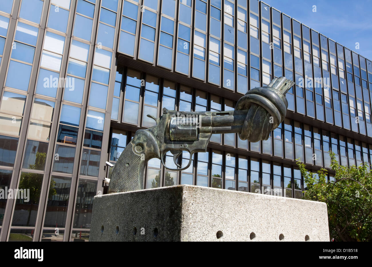 Friedensmonument Gewaltlosigkeit durch Carl Friedrich Reuterwaerd Jean Monnet Gebäude der Europäischen Kommission Luxemburg Stadt Europas Stockfoto
