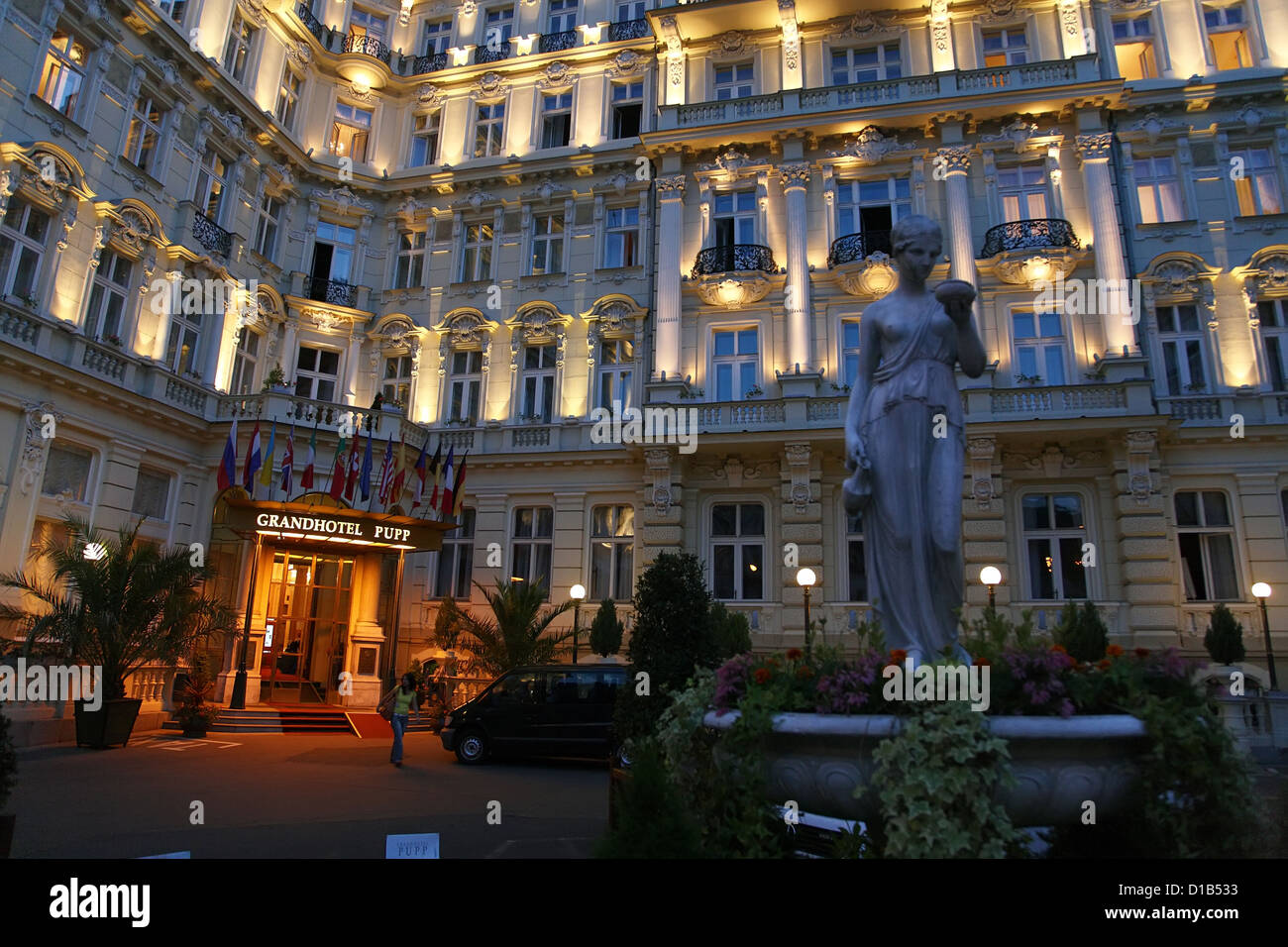 Karlovy Vary, Tschechische Republik, das Grand Hotel Pupp nachts beleuchtet  Stockfotografie - Alamy