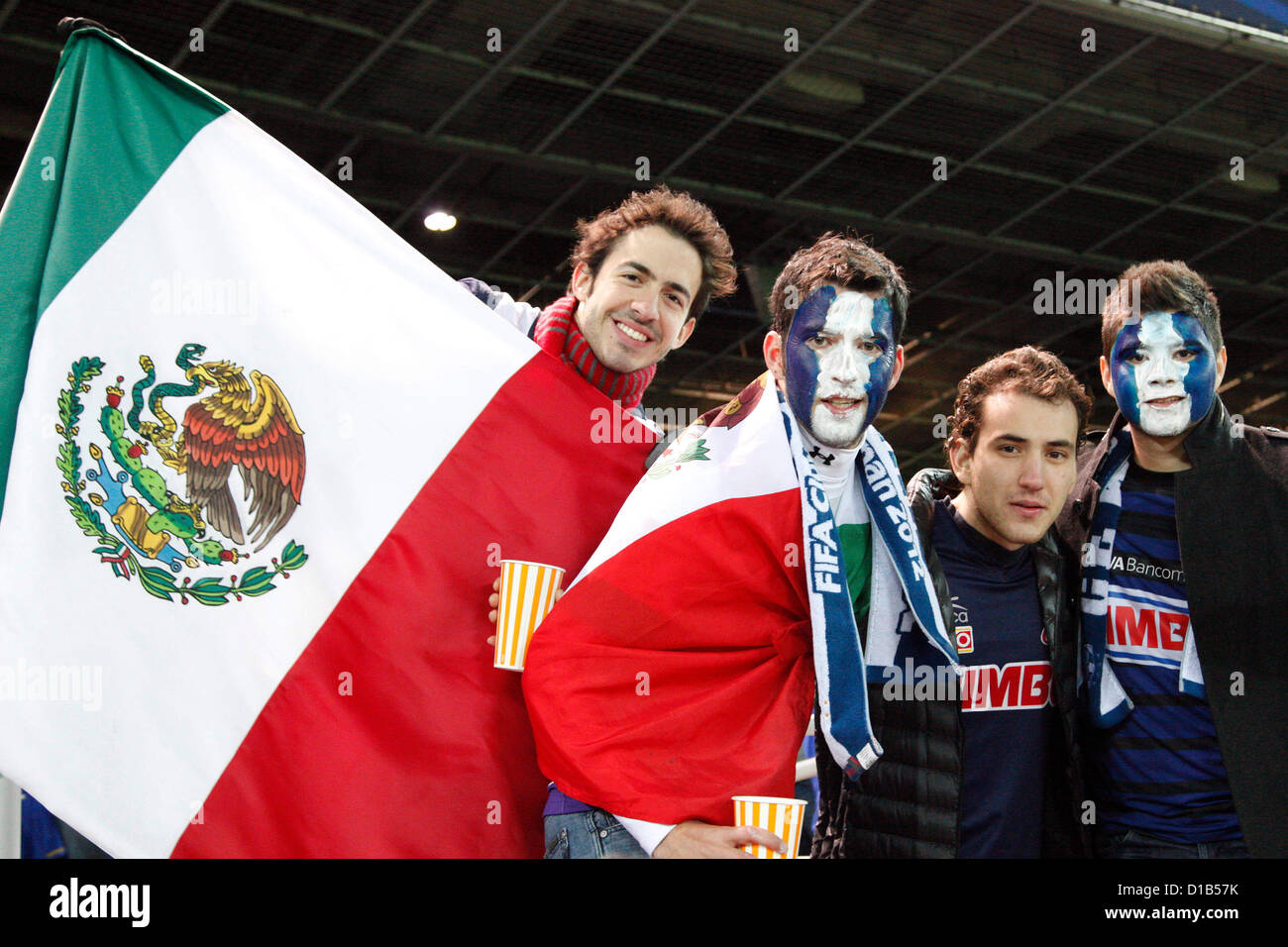 14. Dezember 2012, Yokohama, Japan - Fans im International Stadium Yokohama mexikanische Flagge zu halten und tragen Monterreys Schals mit Kinderschminken. Die UEFA Champion-Team Chelsea (England) gewann gegen CONCACAF-Meister Monterrey (Mexiko) im Halbfinale der FIFA Club World Cup Japan 2012. (Foto von Rodrigo Reyes Marin/AFLO) Stockfoto