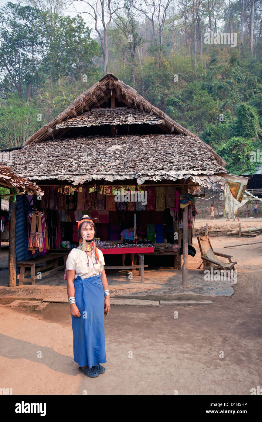 Frau aus der Kayan Minderheit neben ihr Geschenk Shop, Huai Seau Tao, Mae Hong Son Provinz, Thailand Stockfoto