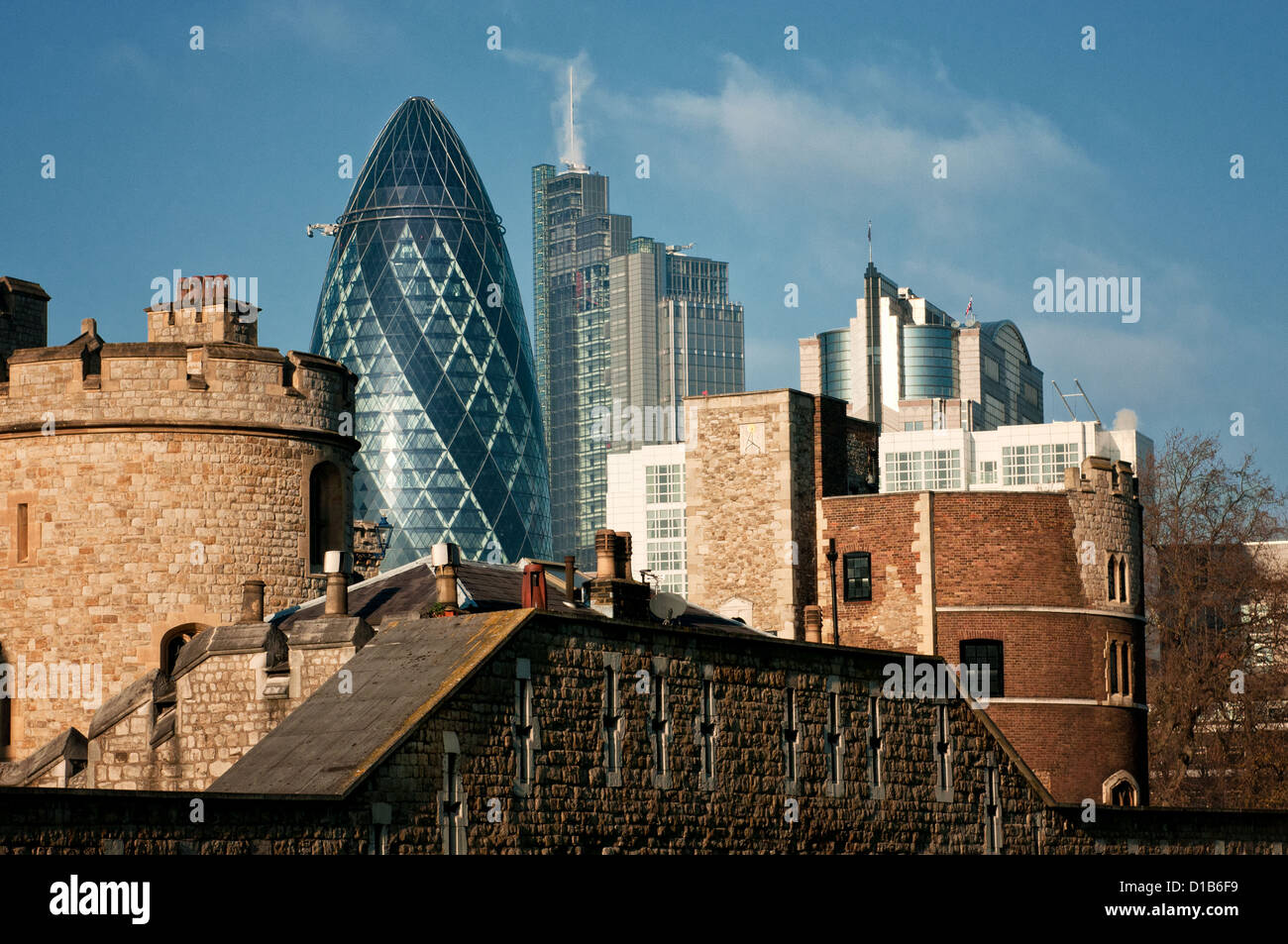 Architektonische Komposition in London mit The Gherkin Stockfoto