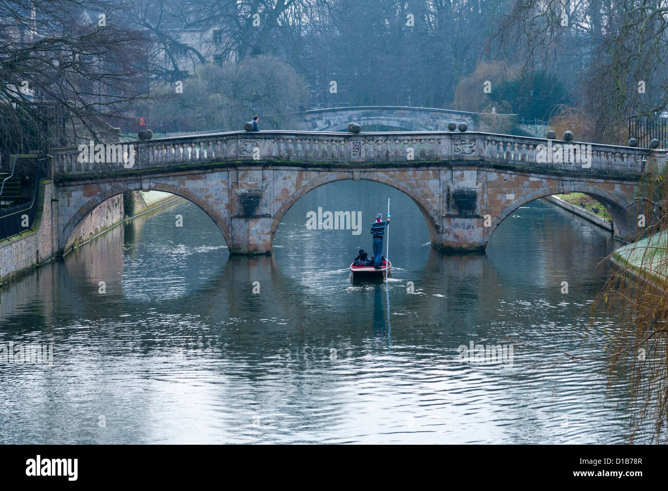 Bootfahren auf dem Fluss Cam Rücken Cambridge UK an einem Wintertag durch Clare College Brücke Stockfoto