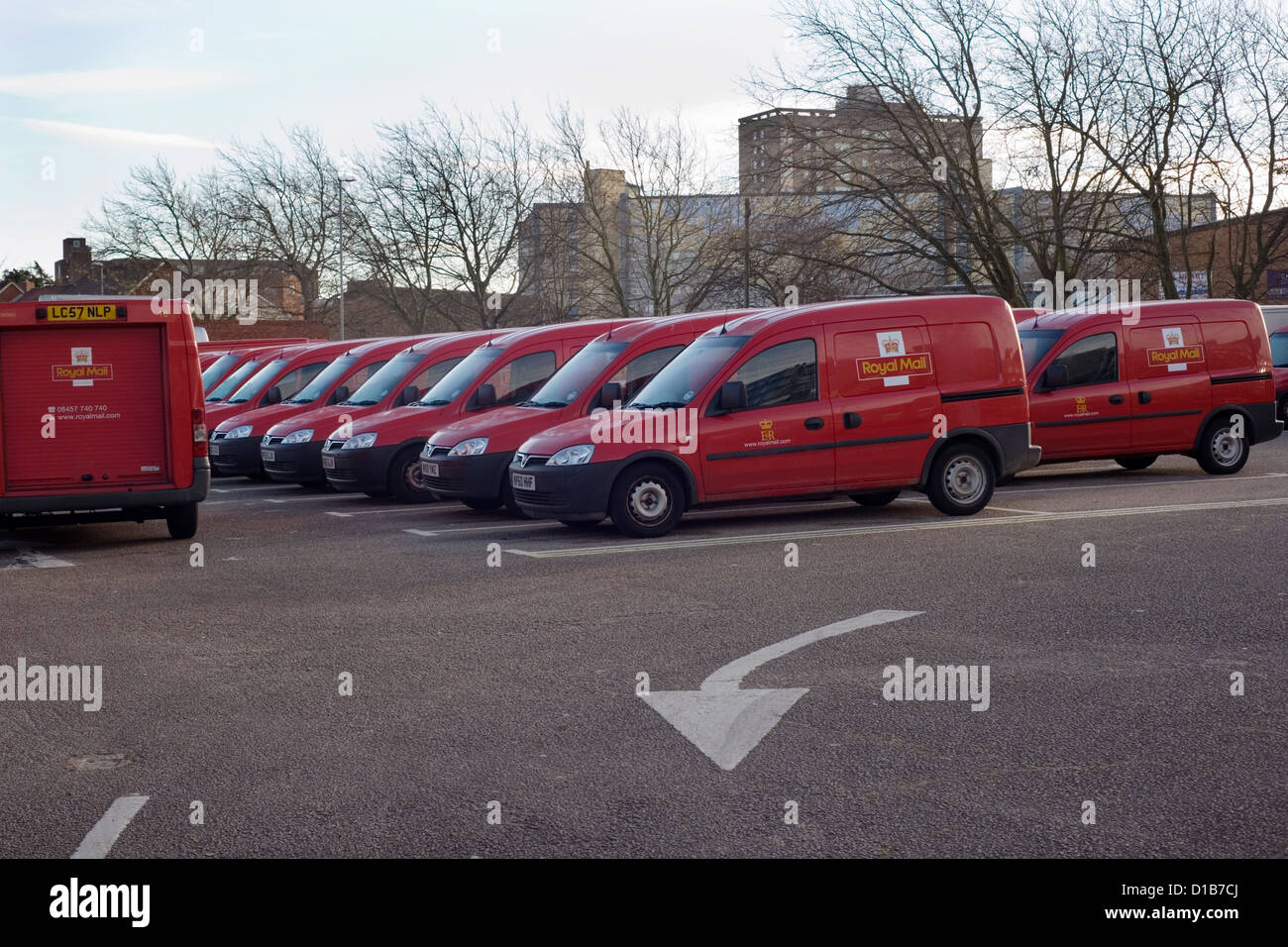 Parkplatz voll von Königliche Post-Lieferwagen Stockfoto