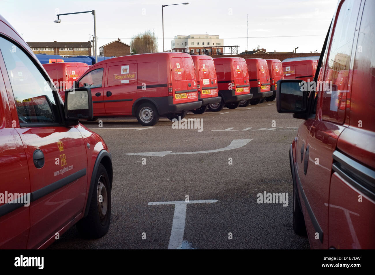 Parkplatz voll von Königliche Post-Lieferwagen Stockfoto