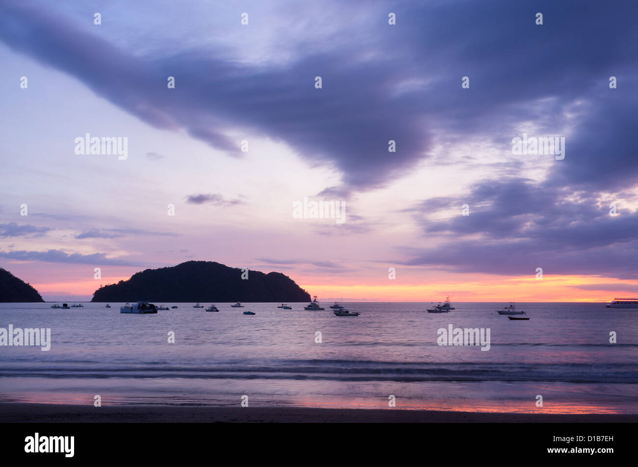 Playa Herradura an der Pazifikküste von Costa Rica, Sonnenuntergang Stockfoto