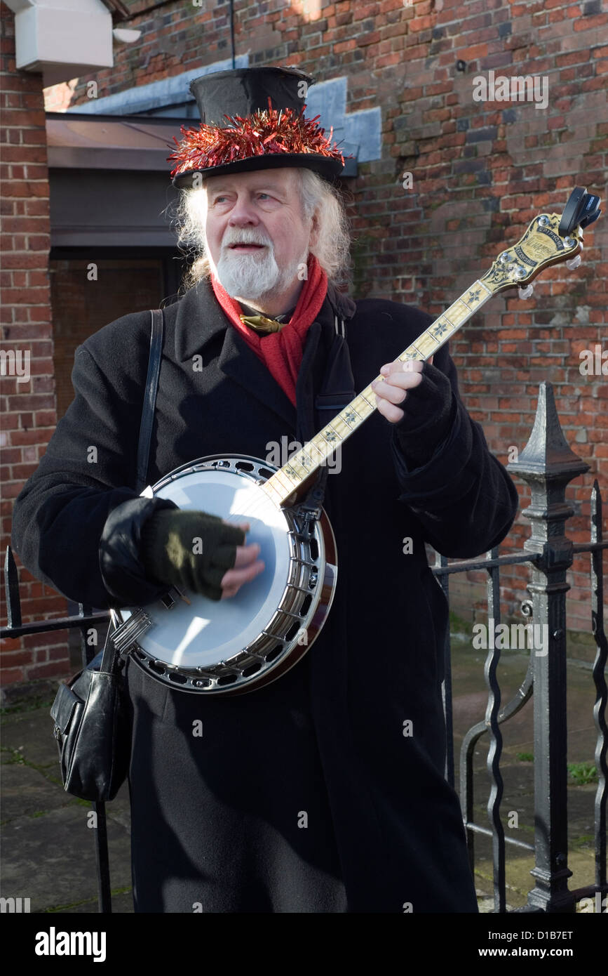 Musiker in zeitgenössischer Kleidung spielen am Eingang zu den Werften für den viktorianischen Festival von Weihnachten portsmouth Stockfoto