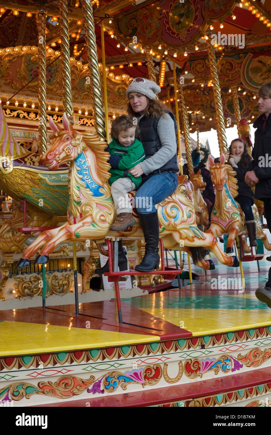 Besucher des viktorianischen Festivals von Weihnachten Portsmouth fahren unterwegs eine traditionelle frohe Runde Stockfoto