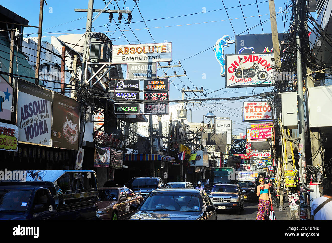 Viele Autos und Touristen auf Walking Street in Pattaya. Stockfoto