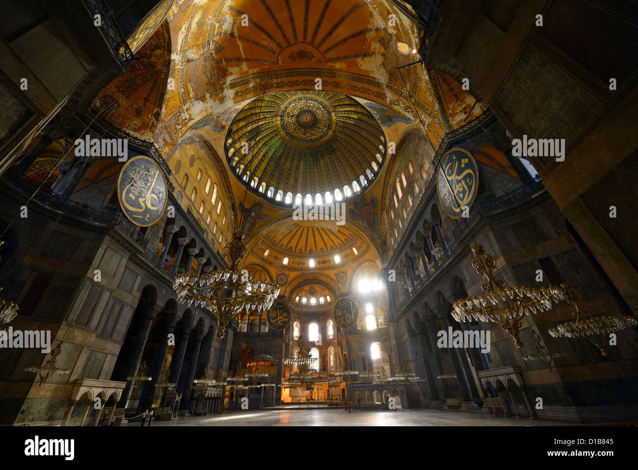 Decke Kuppeln in eine leere Hagia Sophia Istanbul mit Kronleuchtern und Holz Rondelle Istanbul Türkei Stockfoto