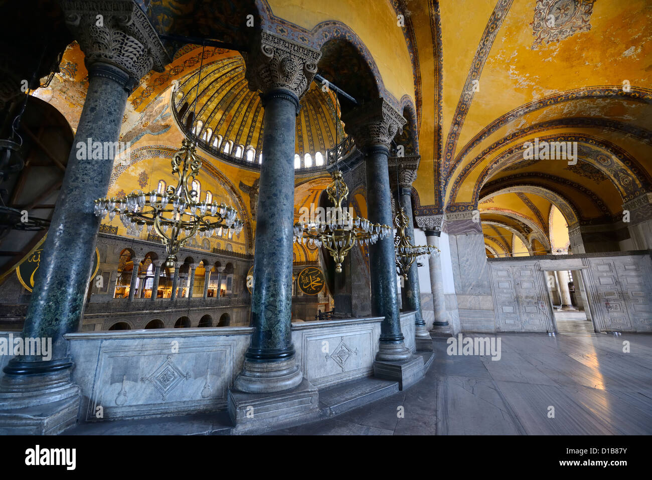 Marmor mit Säulen, auf der oberen Ebene der Hagia Sophia Istanbul Türkei Stockfoto