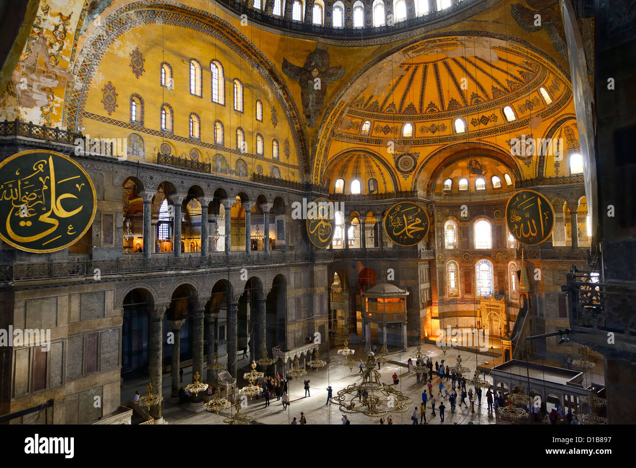 Goldene Apsis oder Qiblah Wand im Inneren der Hagia Sophia mit Holz Anhänger und Seraphim Gesicht Istanbul Türkei Stockfoto