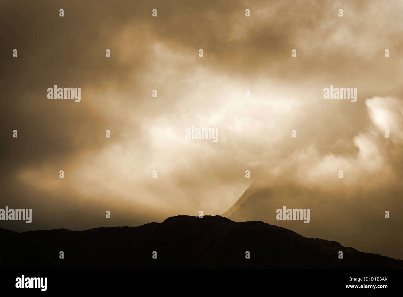 Sepia getönten Berge und Wolken Stockfoto