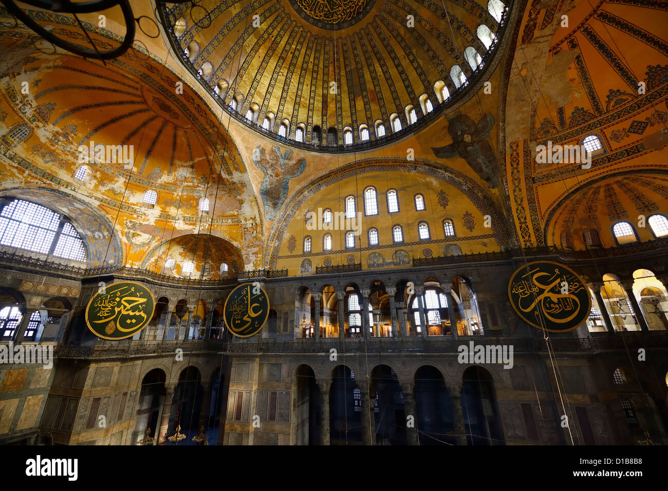 Goldene Kuppeln Fresken und sechs geflügelten Saraphim in der Hagia Sophia mit Holz Rondelle Istanbul Türkei Stockfoto