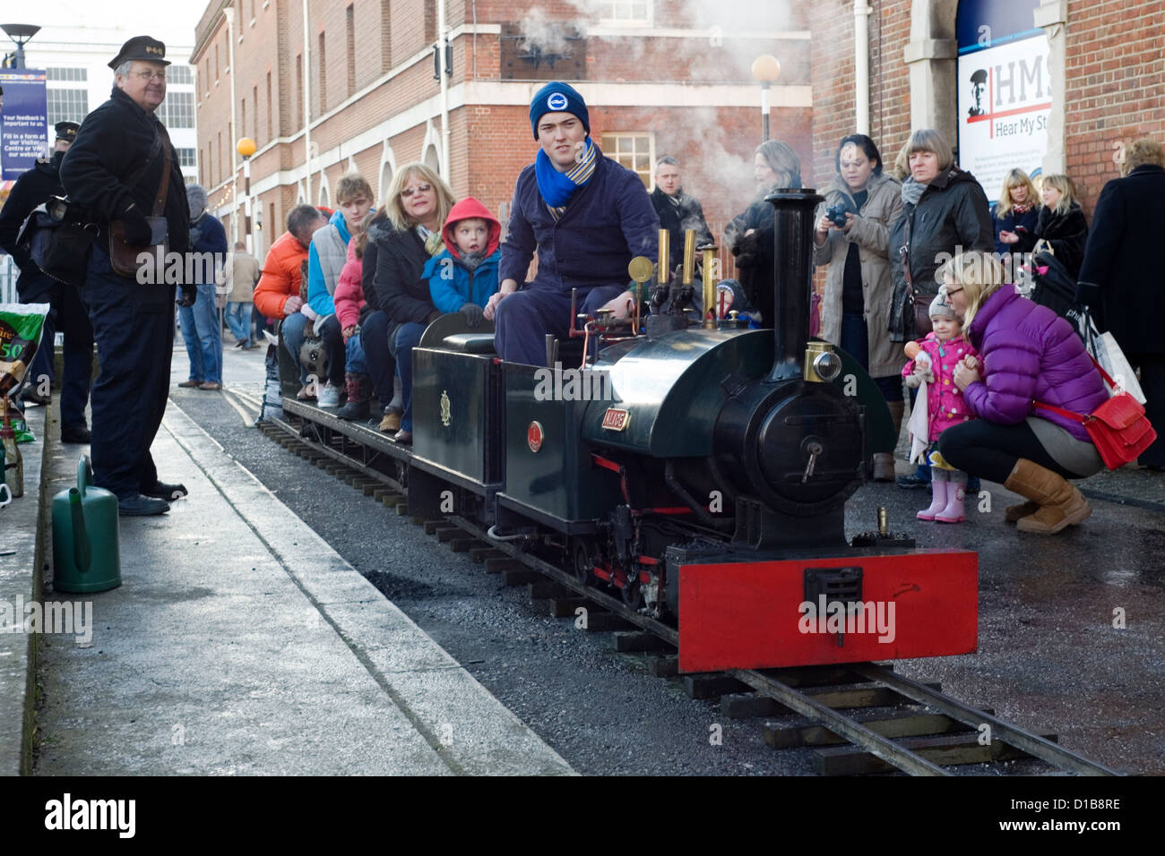 Touristen fahren auf der Modellbahn-Dampf auf dem viktorianischen Festival of Christmas portsmouth Stockfoto