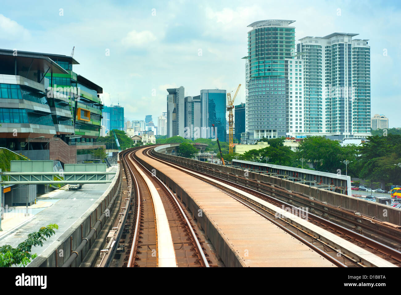Stadtansicht mit Bahnhof und hohen Bürogebäuden in Kuala Lumpur, Malaysia Stockfoto