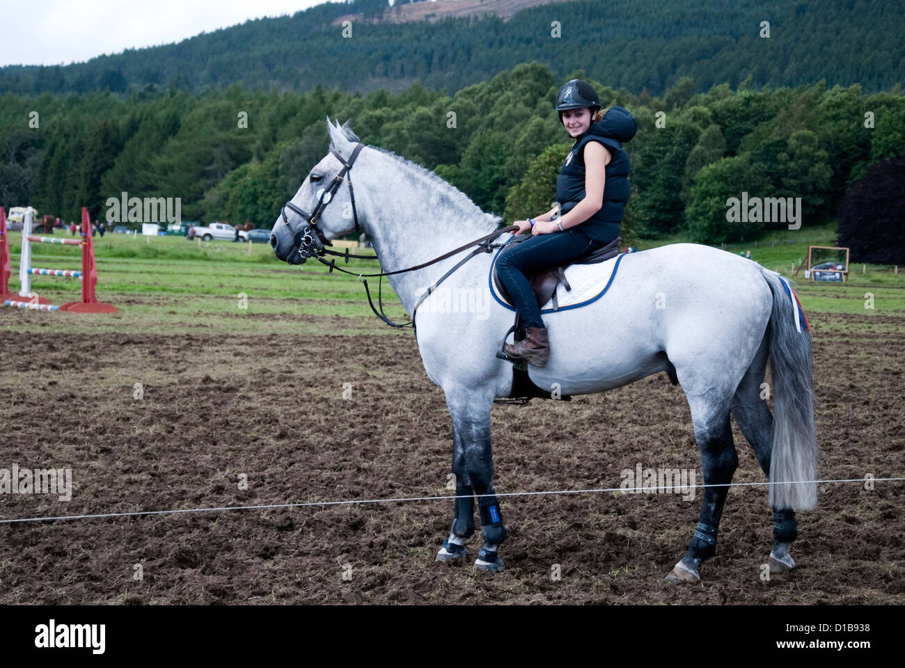 Mädchen auf einem grauen Gelded Pferd Stockfoto