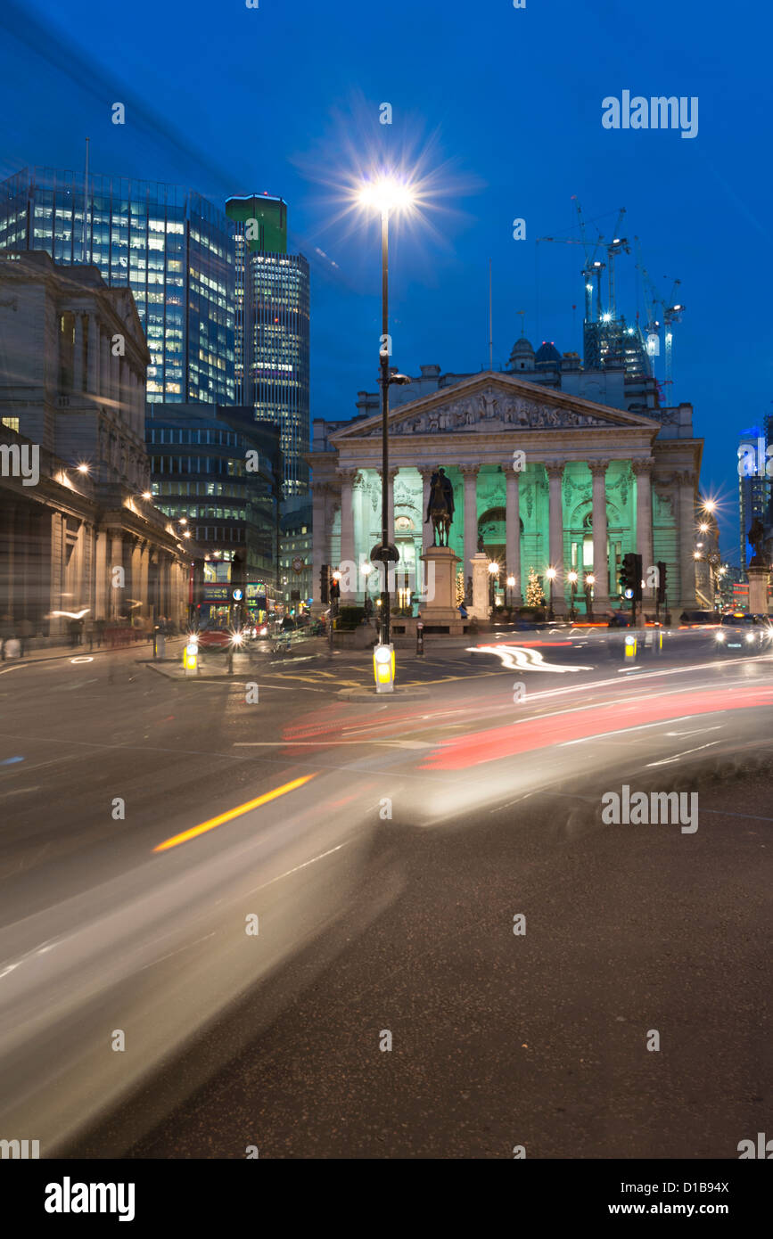Bank-Kreuzung in der Nacht mit der Royal Exchange, City of London, England Stockfoto