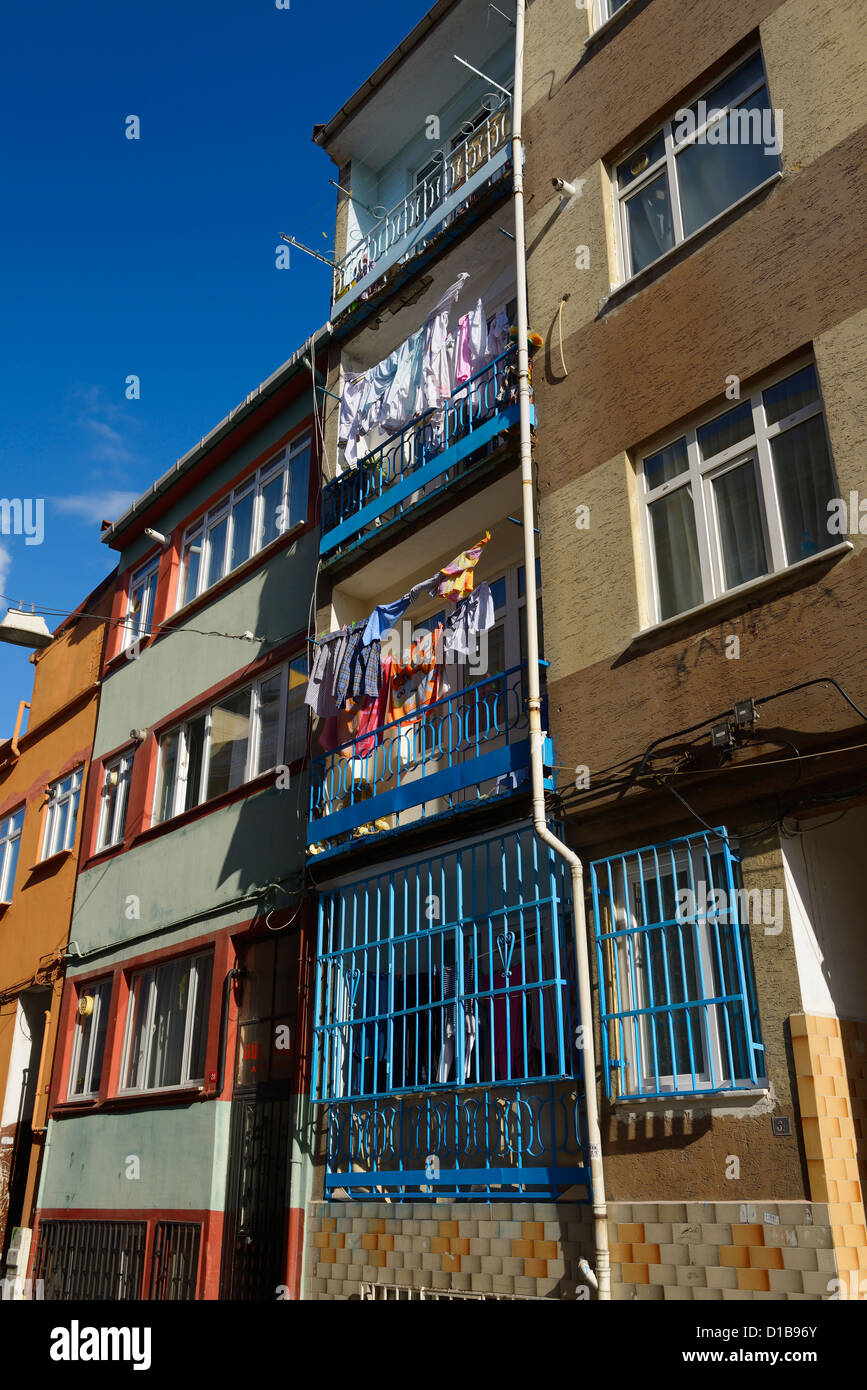 Moderne vier- und fünf Geschichte Backsteinhäuser in Istanbul Türkei mit Waschen auf der Linie Stockfoto