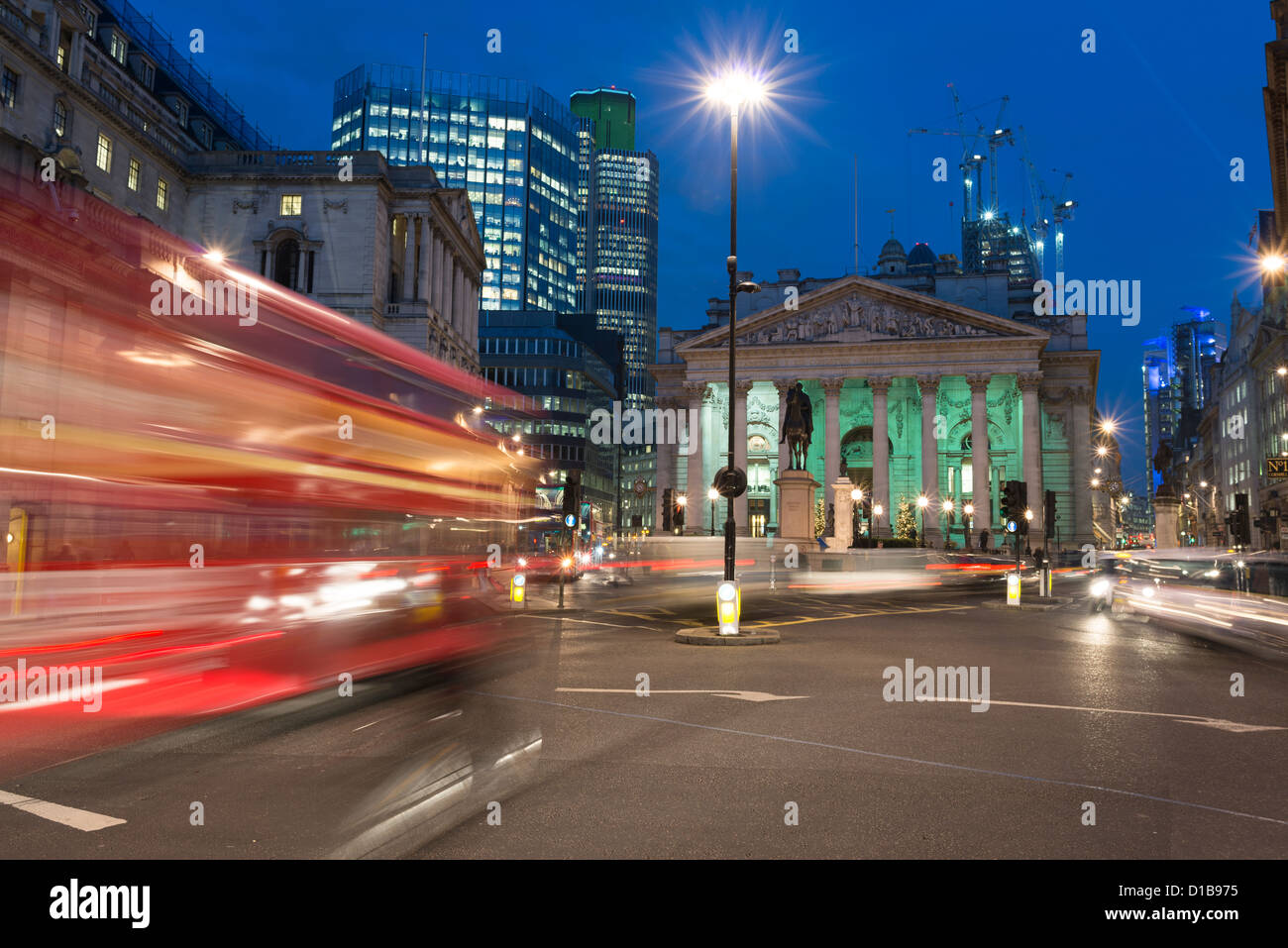 Bank-Kreuzung in der Nacht mit der Royal Exchange, City of London, England Stockfoto