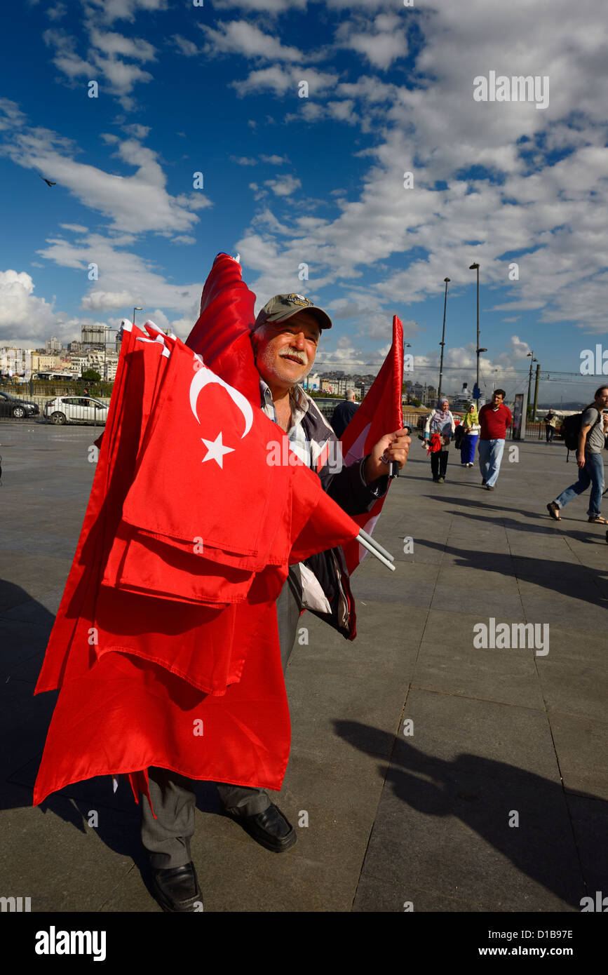 Türkische Flagge Verkäufer auf dem Platz zwischen Yeni Camii neue Moschee und der ägyptischen Gewürz Basar Istanbul Türkei Stockfoto